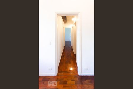Corredor de acesso aos dormitórios de apartamento para alugar com 3 quartos, 80m² em Jardim Botânico, Rio de Janeiro