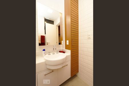 Banheiro. de kitnet/studio para alugar com 1 quarto, 25m² em Copacabana, Rio de Janeiro