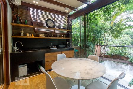 Varanda de casa de condomínio à venda com 4 quartos, 520m² em Três Figueiras, Porto Alegre