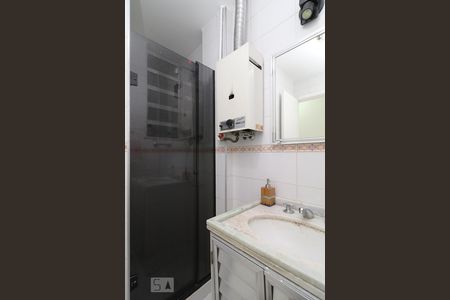 Banheiro. de kitnet/studio para alugar com 1 quarto, 35m² em Copacabana, Rio de Janeiro