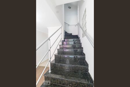 Escada para Suítes de casa para alugar com 3 quartos, 297m² em Vila Camilópolis, Santo André
