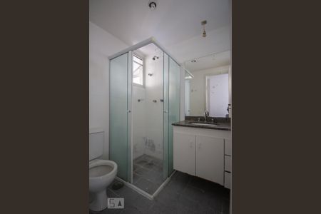 Banheiro social de apartamento à venda com 2 quartos, 69m² em Vila Madalena, São Paulo