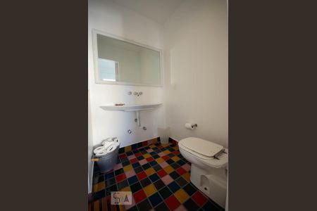 Banheiro da suite de apartamento para alugar com 2 quartos, 70m² em Leblon, Rio de Janeiro