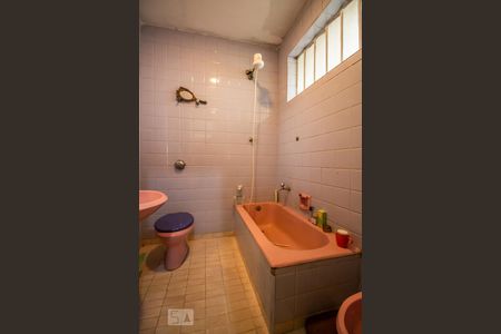 Banheiro suíte 1 de casa para alugar com 6 quartos, 330m² em Sumaré, São Paulo