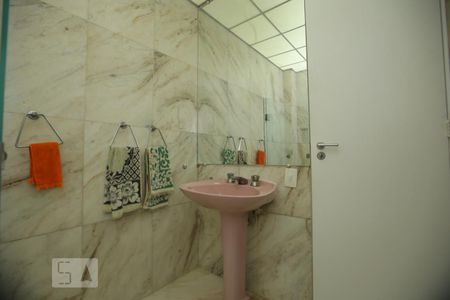Banheiro de apartamento à venda com 2 quartos, 84m² em Leme, Rio de Janeiro