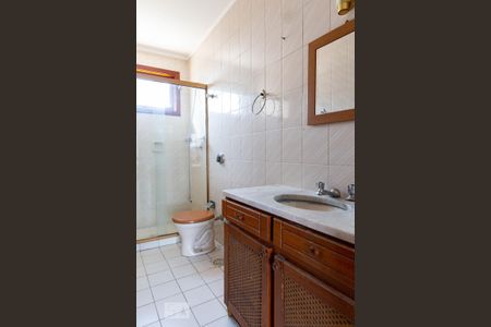 Banheiro da Suíte de apartamento para alugar com 2 quartos, 250m² em Jardim Lindóia, Porto Alegre