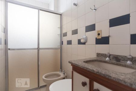 Banheiro de apartamento à venda com 1 quarto, 63m² em Nova Campinas, Campinas