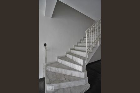 Escadas de casa para alugar com 3 quartos, 121m² em Real Parque, São Paulo
