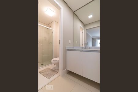 Banheiro de apartamento à venda com 1 quarto, 54m² em Alphaville Industrial, Barueri
