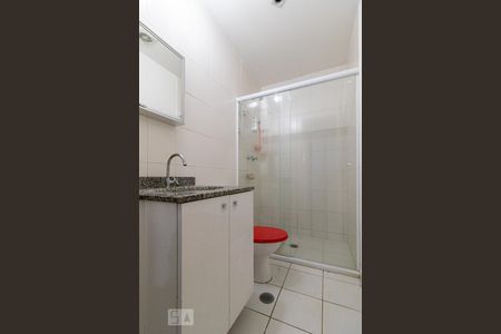 Banheiro do Corredor de apartamento para alugar com 3 quartos, 94m² em Jardim Tupanci, Barueri