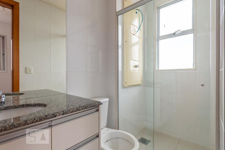 Banheiro do Quarto 1 de apartamento para alugar com 3 quartos, 83m² em Ouro Preto, Belo Horizonte