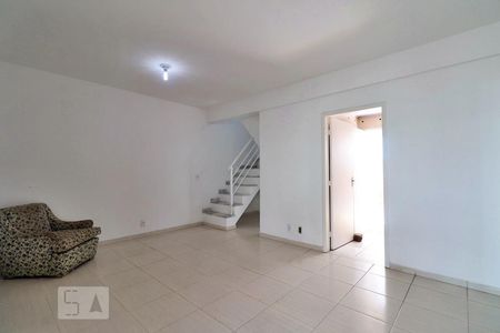 Sala de casa para alugar com 4 quartos, 150m² em Vargem Pequena, Rio de Janeiro