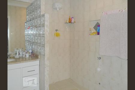 Banheiro de casa à venda com 3 quartos, 242m² em Parque Jaçatuba, Santo André