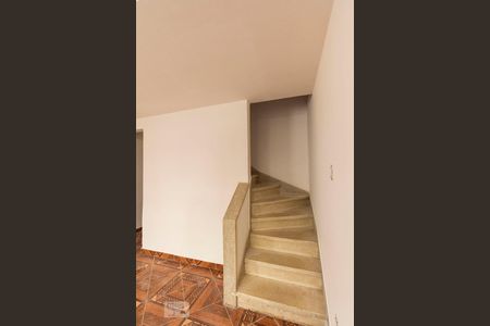 Escada de casa para alugar com 2 quartos, 110m² em Chácara Inglesa, São Paulo