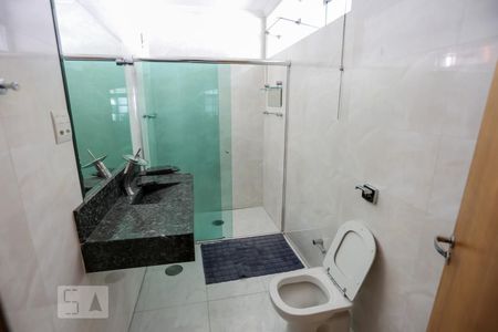 Banheiro da suíte de casa para alugar com 3 quartos, 300m² em Vila Madalena, São Paulo