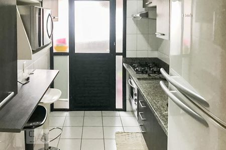 Cozinha de apartamento para alugar com 2 quartos, 75m² em Jardim Tupanci, Barueri