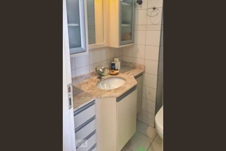Banheiro de apartamento para alugar com 2 quartos, 75m² em Jardim Tupanci, Barueri