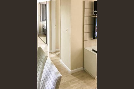 Sala de apartamento para alugar com 2 quartos, 75m² em Jardim Tupanci, Barueri