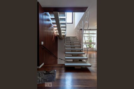 Sala - escada de casa para alugar com 4 quartos, 327m² em Sumaré, São Paulo