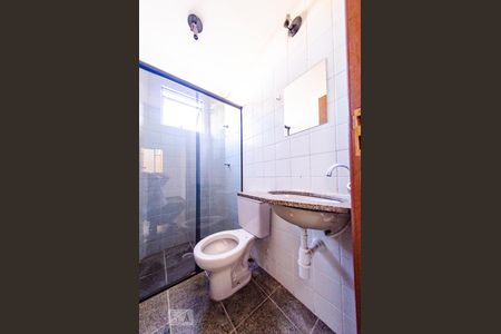 Banheiro de apartamento para alugar com 2 quartos, 60m² em João Pinheiro, Belo Horizonte
