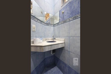 Banheiro Social de casa para alugar com 2 quartos, 75m² em Km 18, Osasco