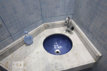 Banheiro Social - torneira de casa para alugar com 2 quartos, 75m² em Km 18, Osasco