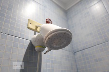 Banheiro Social - chuveiro de casa para alugar com 2 quartos, 75m² em Km 18, Osasco