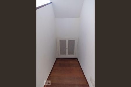 Armário abaixo da escada de casa à venda com 3 quartos, 213m² em Cambuí, Campinas