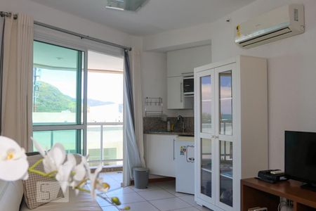 Detalhe Sala de apartamento para alugar com 1 quarto, 44m² em Recreio dos Bandeirantes, Rio de Janeiro