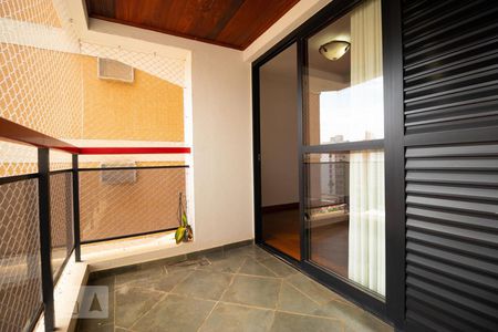 Sacada das Salas e Quarto 01 de apartamento para alugar com 3 quartos, 138m² em Cambuí, Campinas