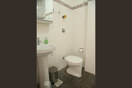 Banheiro de apartamento para alugar com 1 quarto, 20m² em Centro Histórico, Porto Alegre