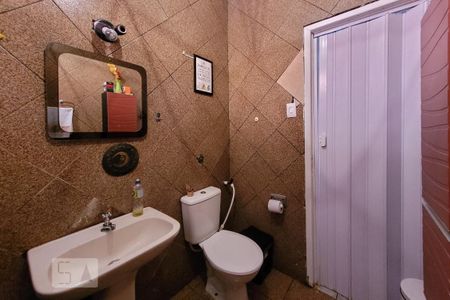 Banheiro de casa à venda com 3 quartos, 197m² em Teresópolis, Porto Alegre