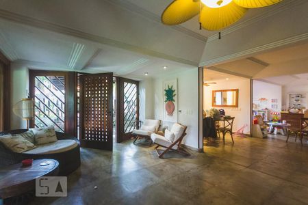 Sala de casa de condomínio para alugar com 5 quartos, 600m² em Barra da Tijuca, Rio de Janeiro