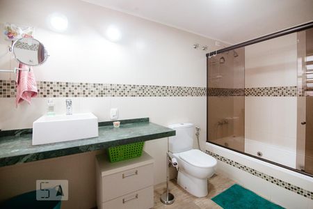 Banheiro de casa à venda com 6 quartos, 550m² em Menino Deus, Porto Alegre