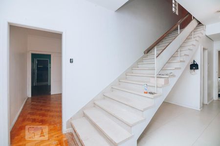 Detalhe escada acesso andar superior de casa à venda com 4 quartos, 200m² em Auxiliadora, Porto Alegre