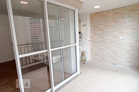 Varanda sala e área de serviço de apartamento para alugar com 2 quartos, 67m² em Alphaville Empresarial, Barueri