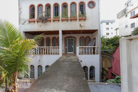 Entrada de casa à venda com 10 quartos, 450m² em Sagrada Família, Belo Horizonte