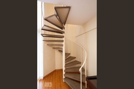 Escada  de apartamento para alugar com 1 quarto, 50m² em Funcionários, Belo Horizonte