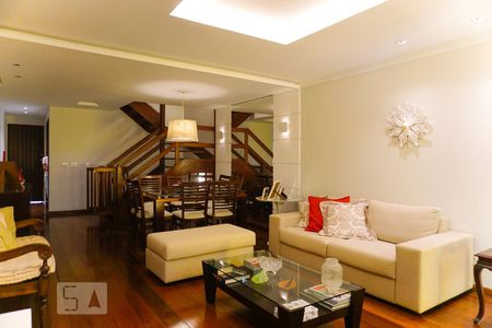 Sala de casa de condomínio para alugar com 4 quartos, 263m² em Barra da Tijuca, Rio de Janeiro