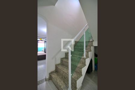 Escada de casa para alugar com 3 quartos, 290m² em Parque Gerassi, Santo André