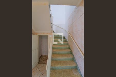 Escada de casa à venda com 4 quartos, 100m² em Vila California, São Paulo