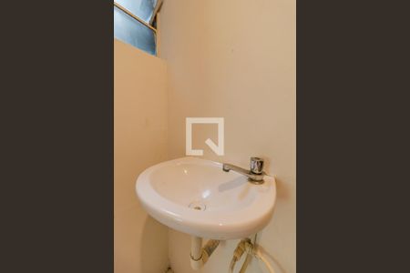 Banheiro de apartamento à venda com 1 quarto, 51m² em Vila Nova, Porto Alegre
