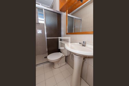 Banheiro de apartamento à venda com 1 quarto, 43m² em Jardim Itu, Porto Alegre