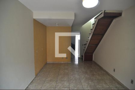 Sala de casa de condomínio para alugar com 2 quartos, 82m² em Pechincha, Rio de Janeiro
