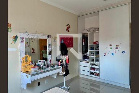 Casa à venda com 6 quartos, 300m² em Horto Florestal, Belo Horizonte