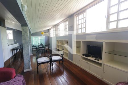 sala de casa de condomínio para alugar com 2 quartos, 80m² em Barra da Tijuca, Rio de Janeiro