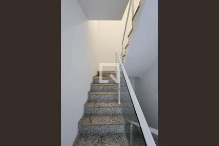 Escada de casa para alugar com 3 quartos, 190m² em Santa Maria, São Caetano do Sul