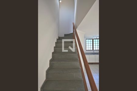 Escada de casa de condomínio para alugar com 2 quartos, 59m² em Residencial Burato, Campinas