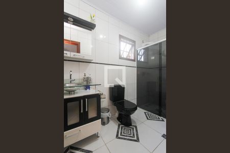 Banheiro social de casa à venda com 2 quartos, 300m² em Rubem Berta, Porto Alegre