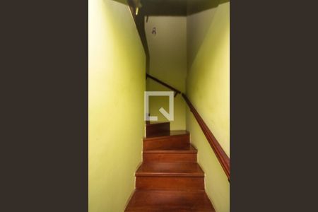 Escada de casa para alugar com 5 quartos, 130m² em Jardim Mimar, São Paulo